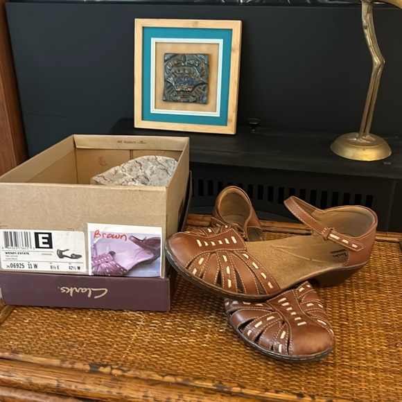 Clarks Wendy soft cushion tan/brown closed toe sandals, kitten heel size 11w - Picture 1 of 6